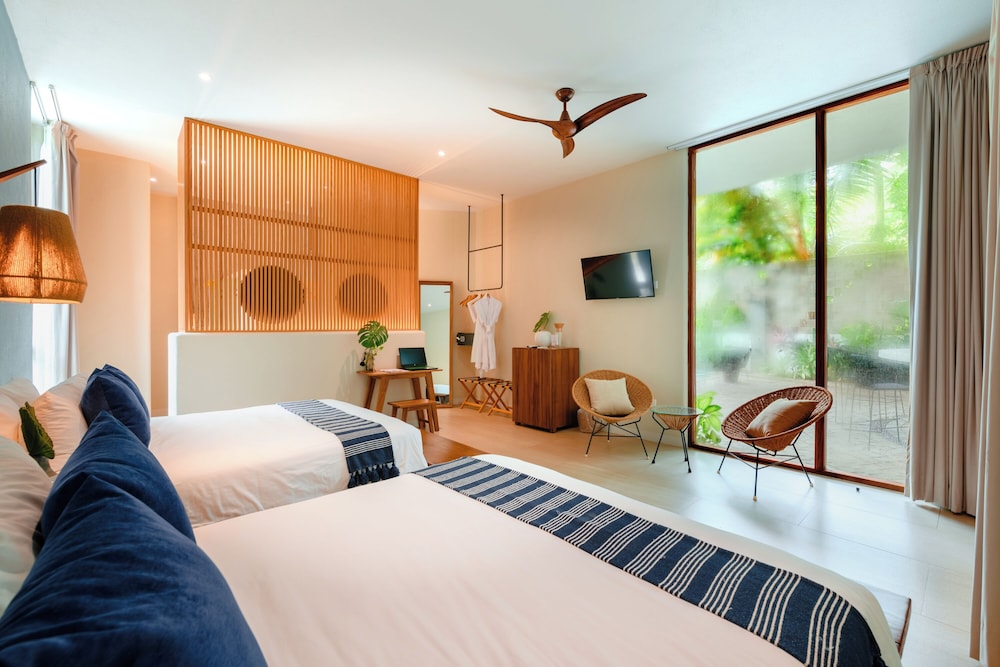 Deluxe Double Room, 2 Queen Beds, Private Bathroom photo 3