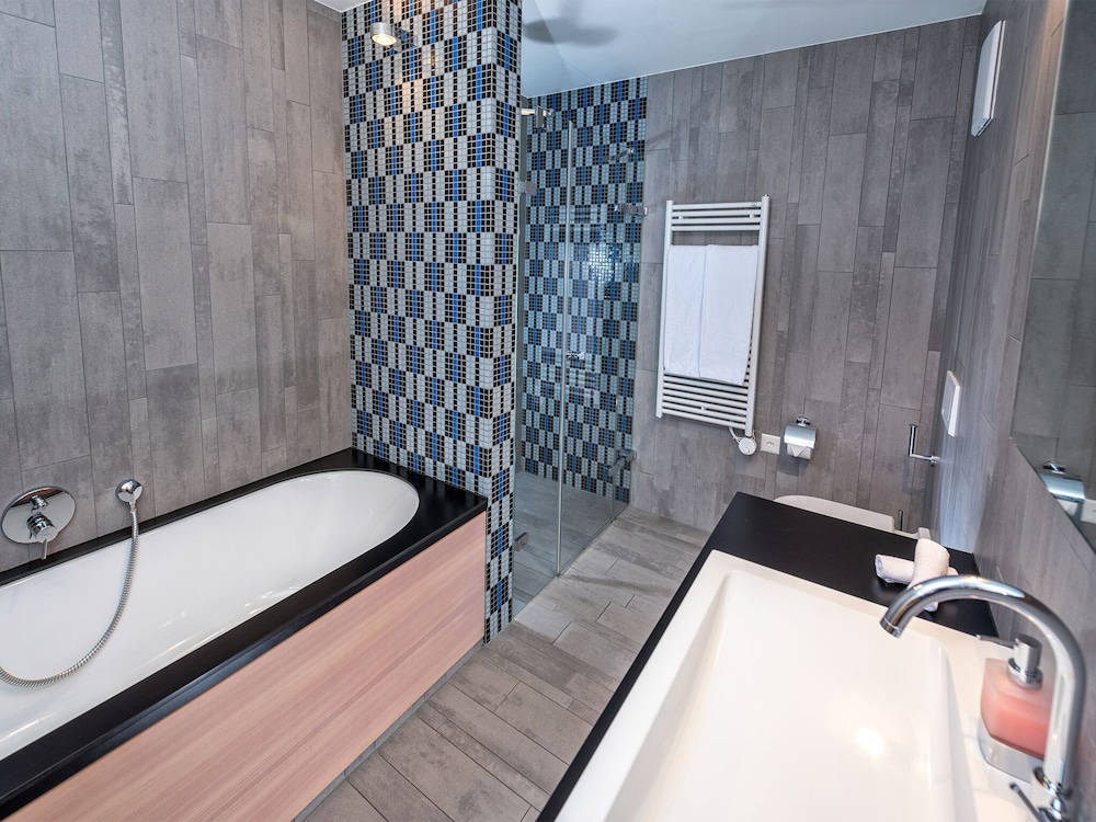 Deluxe Apartment, Accessible, Private Bathroom photo 2