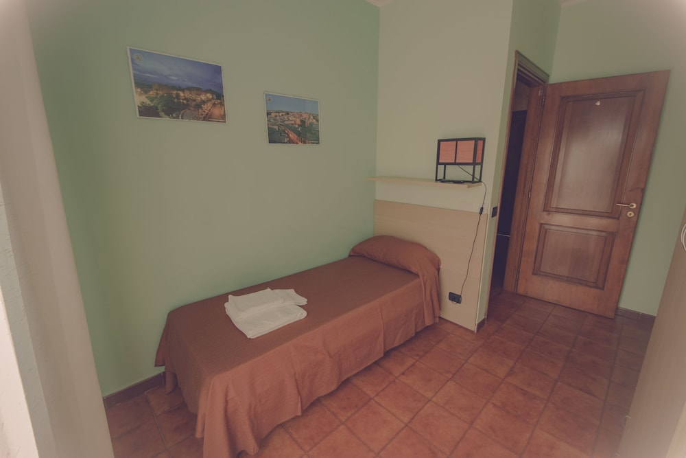 Comfort Single Room, Shared Bathroom photo 2