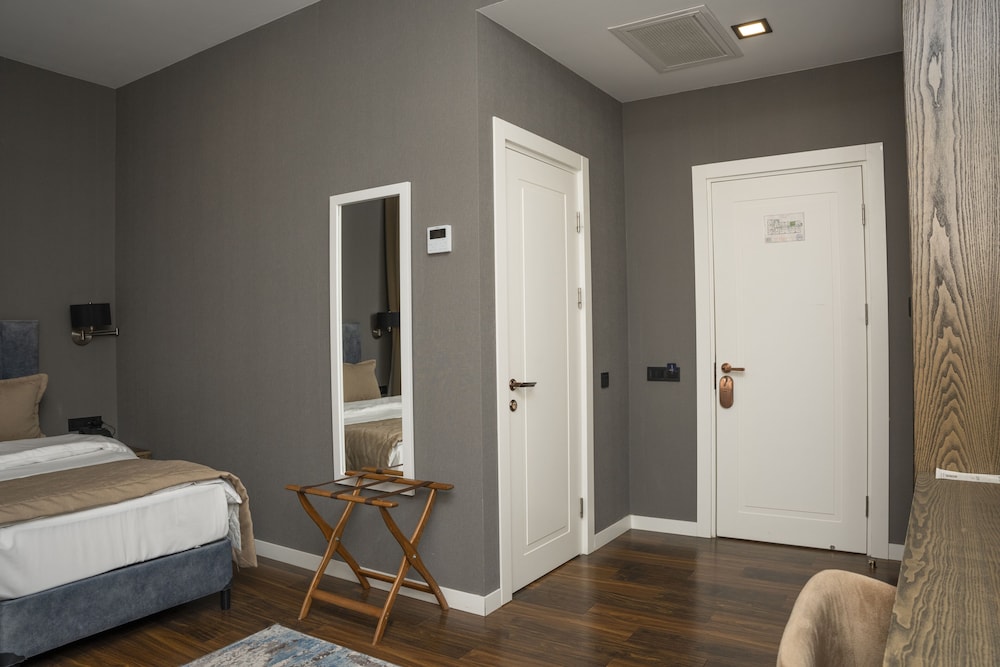 Standard Double or Twin Room - Photo 8
