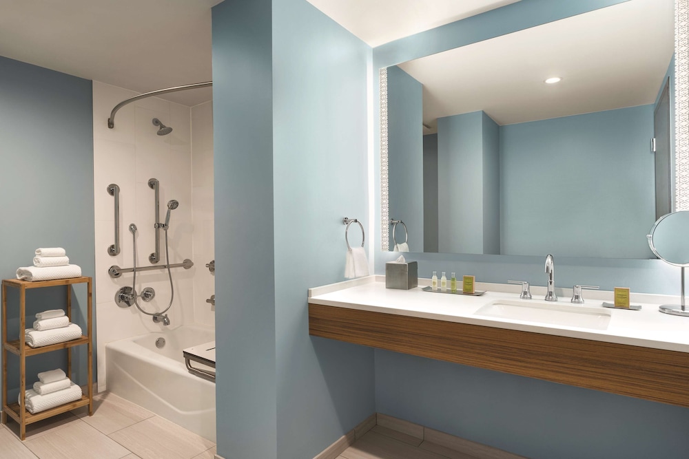 Room, 2 Queen Beds, Accessible, Bathtub - Photo 3