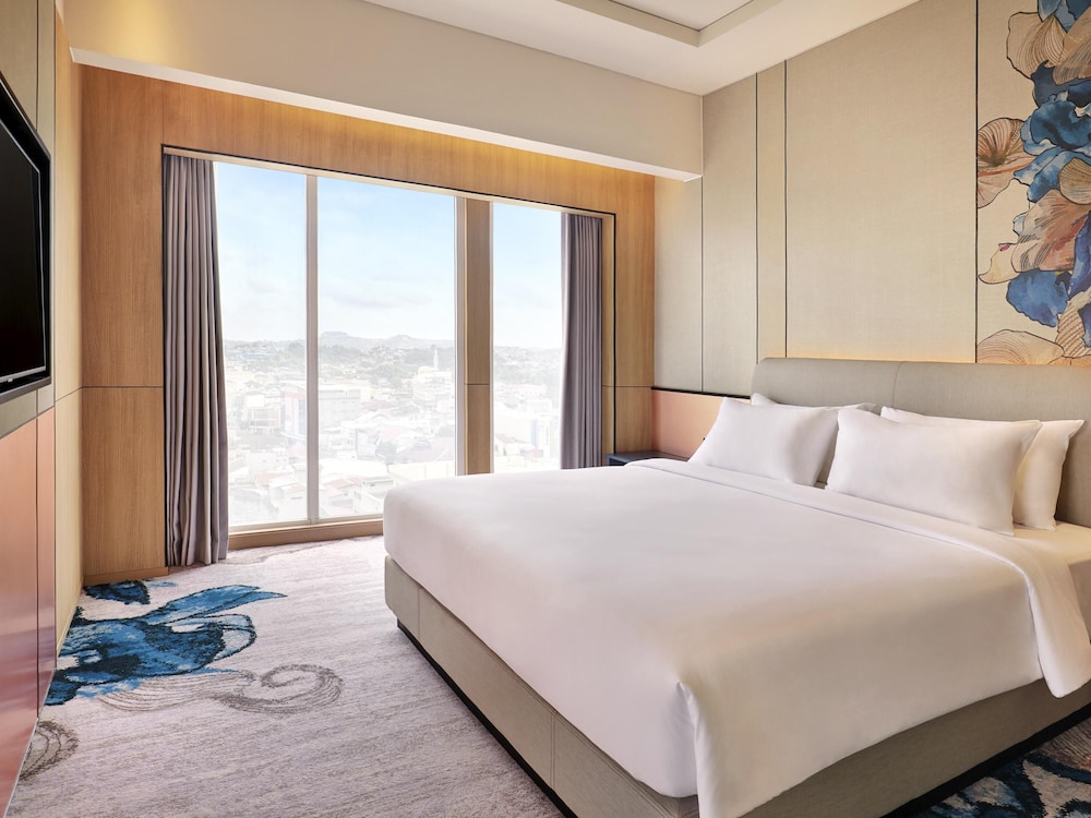 Deluxe Suite, 1 King Bed, River View