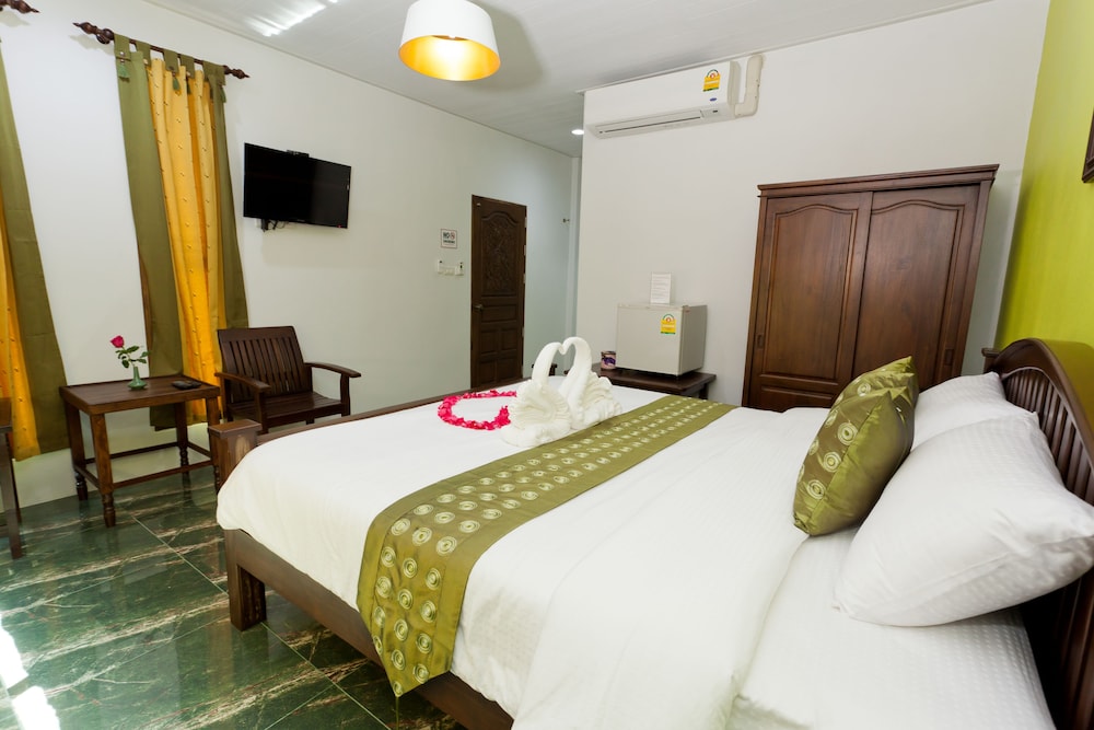 Standard Room, 1 King Bed, Non Smoking, Garden View photo 2