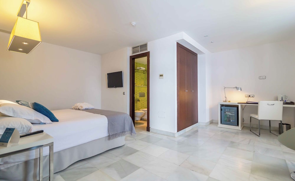 Classic Room, 1 Queen Bed photo 3