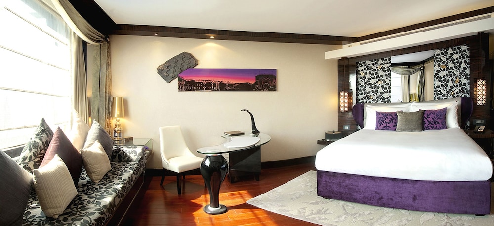 Room, 1 King Bed, Club Lounge Access thumbnail 6