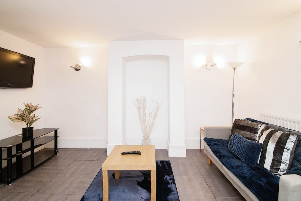 Luxury House photo 1