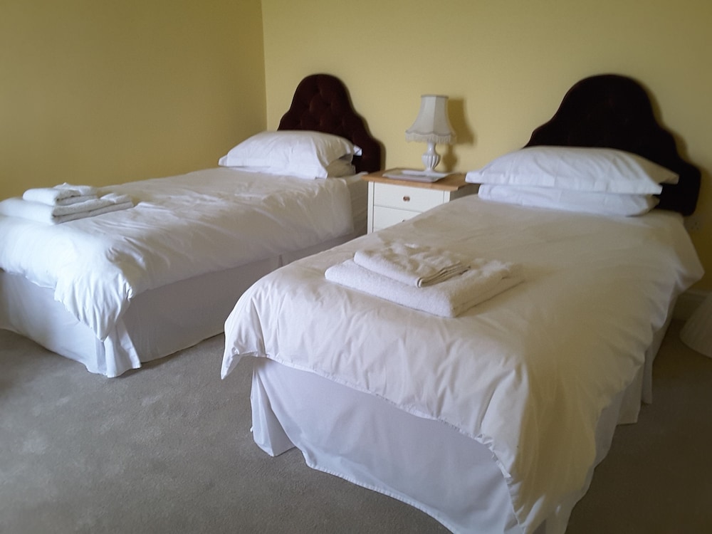 Twin Room, 2 Twin Beds, Ensuite photo 3