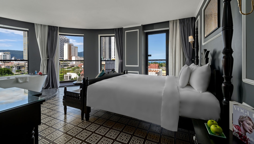 Junior Suite with Balcony - Photo 9
