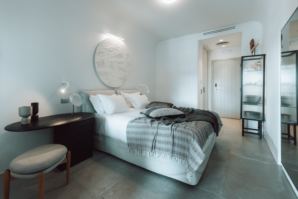 Deluxe Room, 1 King Bed, Beachfront - Photo 5