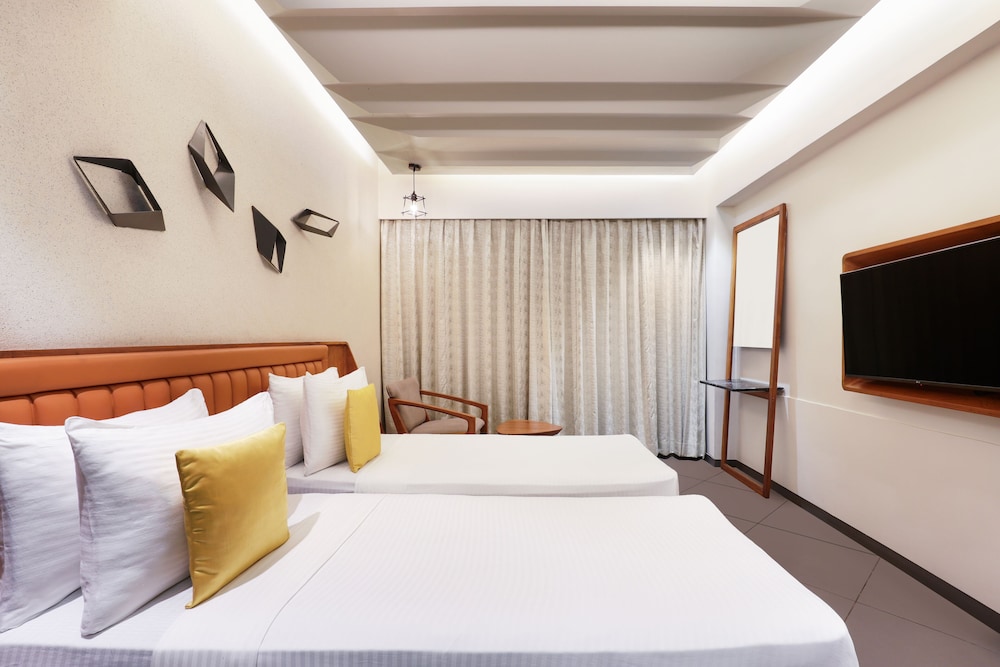 Deluxe Room - Photo 23