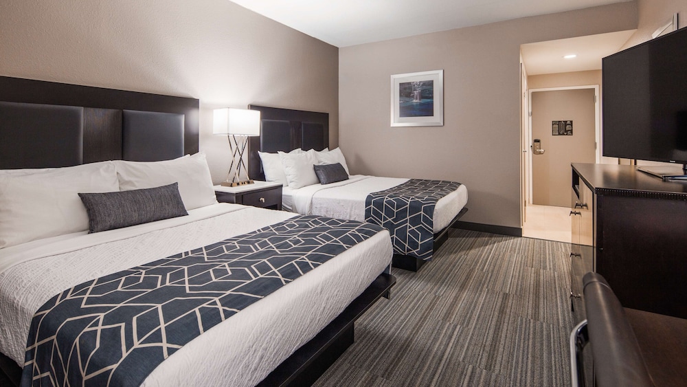 Room, 2 Queen Beds, Refrigerator & Microwave (with Sofabed) - Photo 3