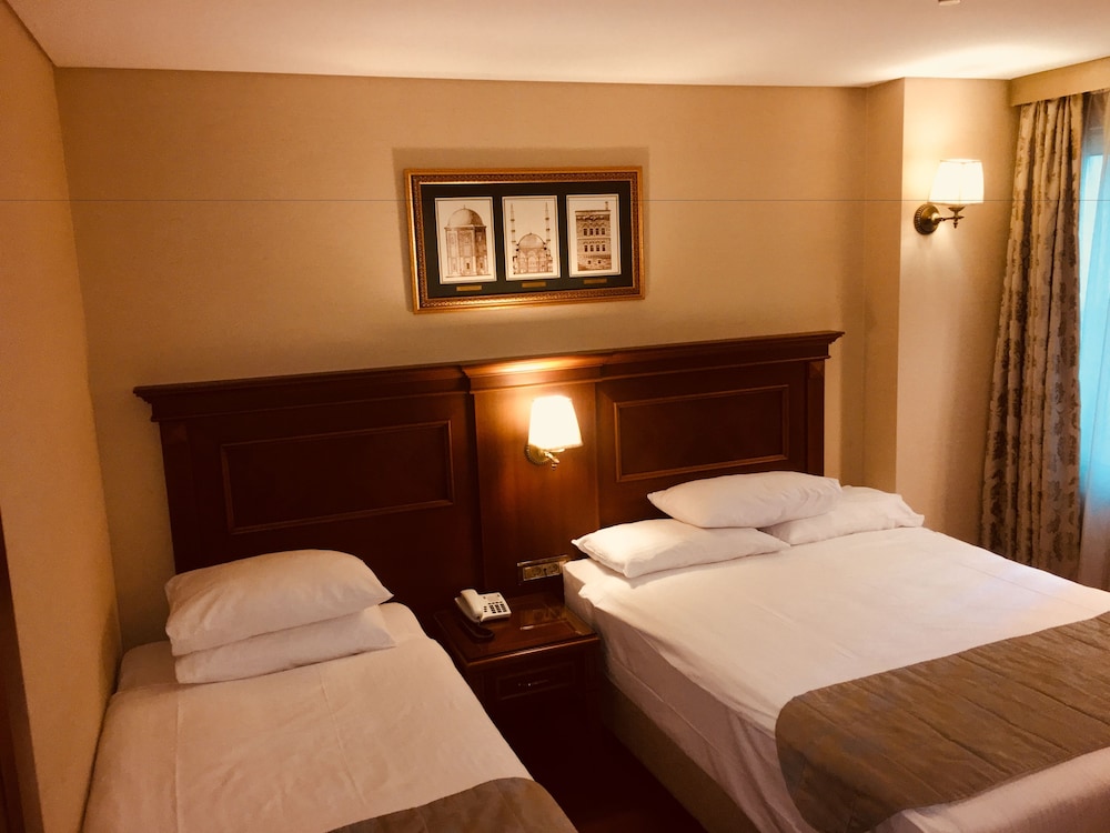 Economy Triple Room photo 3