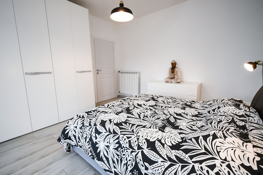 City Apartment, 2 Bedrooms photo 3