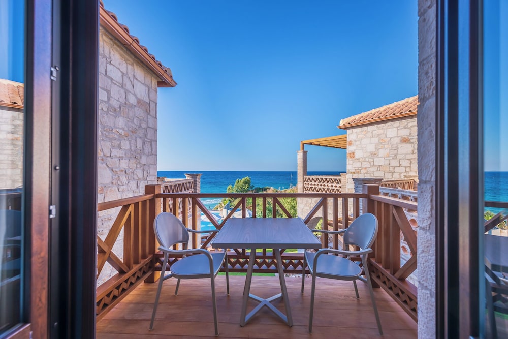 Deluxe Pool and Seafront Apartment