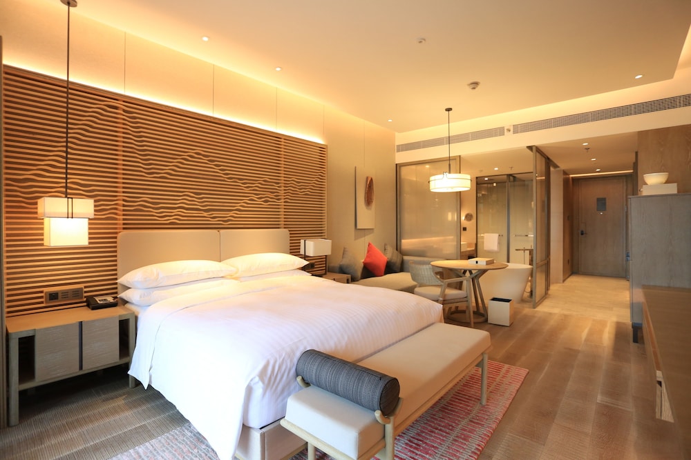 Deluxe Room, 1 King Bed, Partial Sea View photo 2