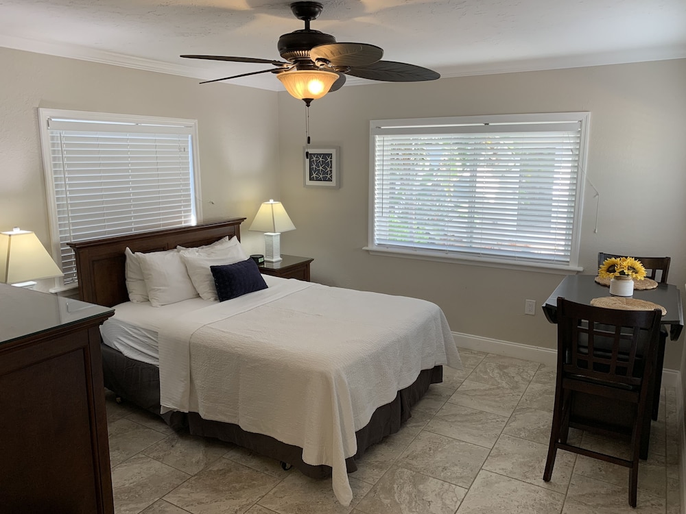 Studio, 1 King Bed, Pool View (UNIT3)