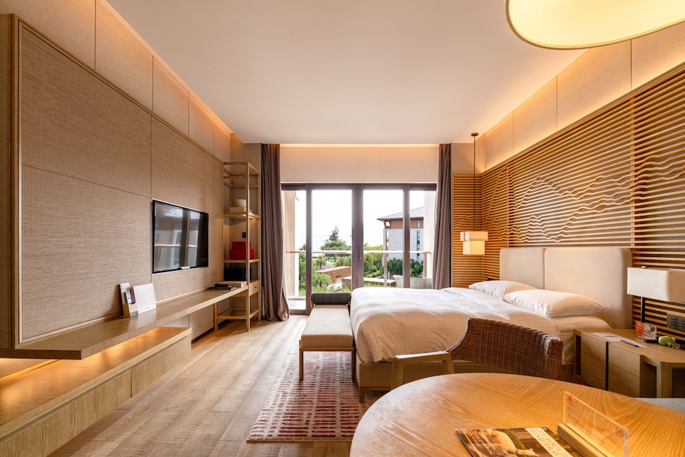 Deluxe Room, 1 King Bed, Partial Sea View photo 1