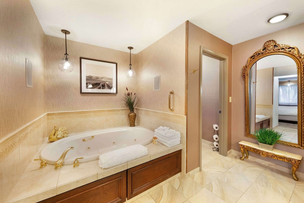 Romantic Room, 1 King Bed, Non Smoking, Jetted Tub - Photo 6