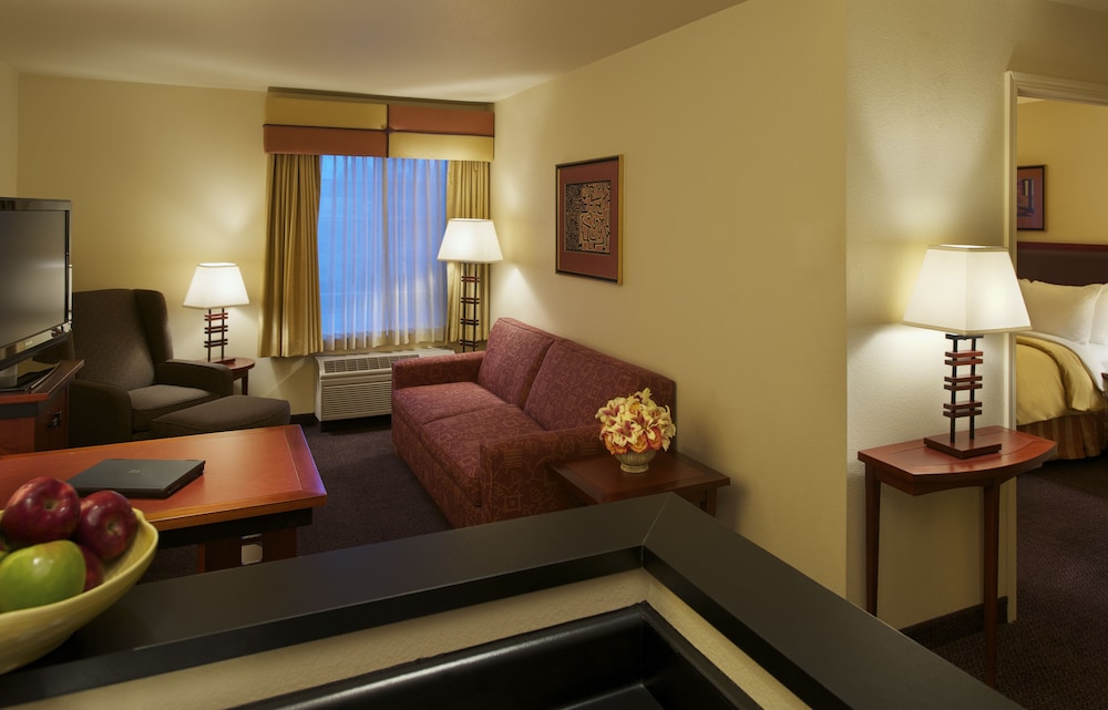 One Bedroom Suite with Balcony - Photo 4
