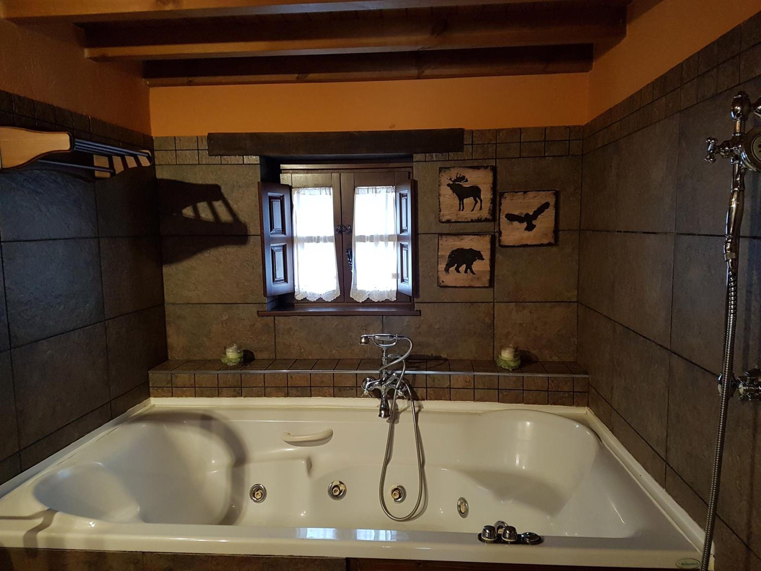 Two-Bedroom Townhouse with Jacuzzi