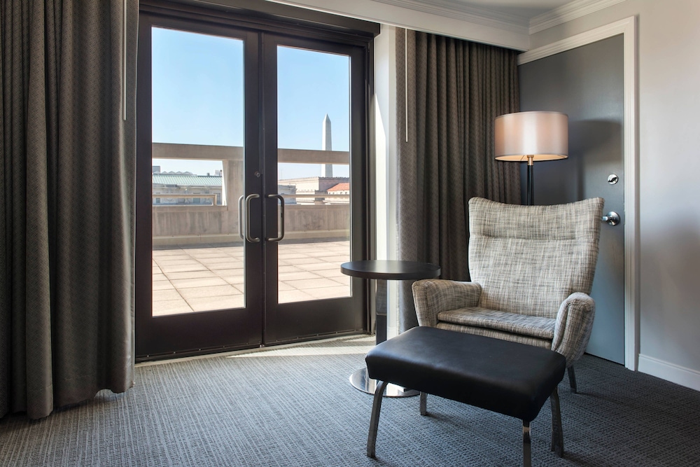 Suite, 1 King Bed - Photo 2