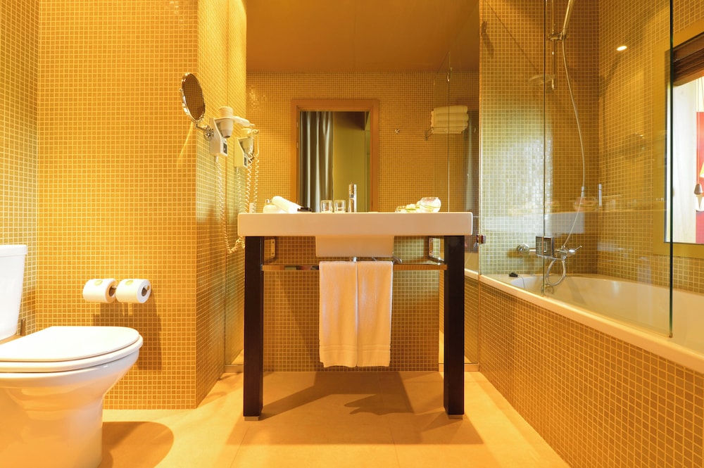 Standard Double or Twin Room - Photo 11