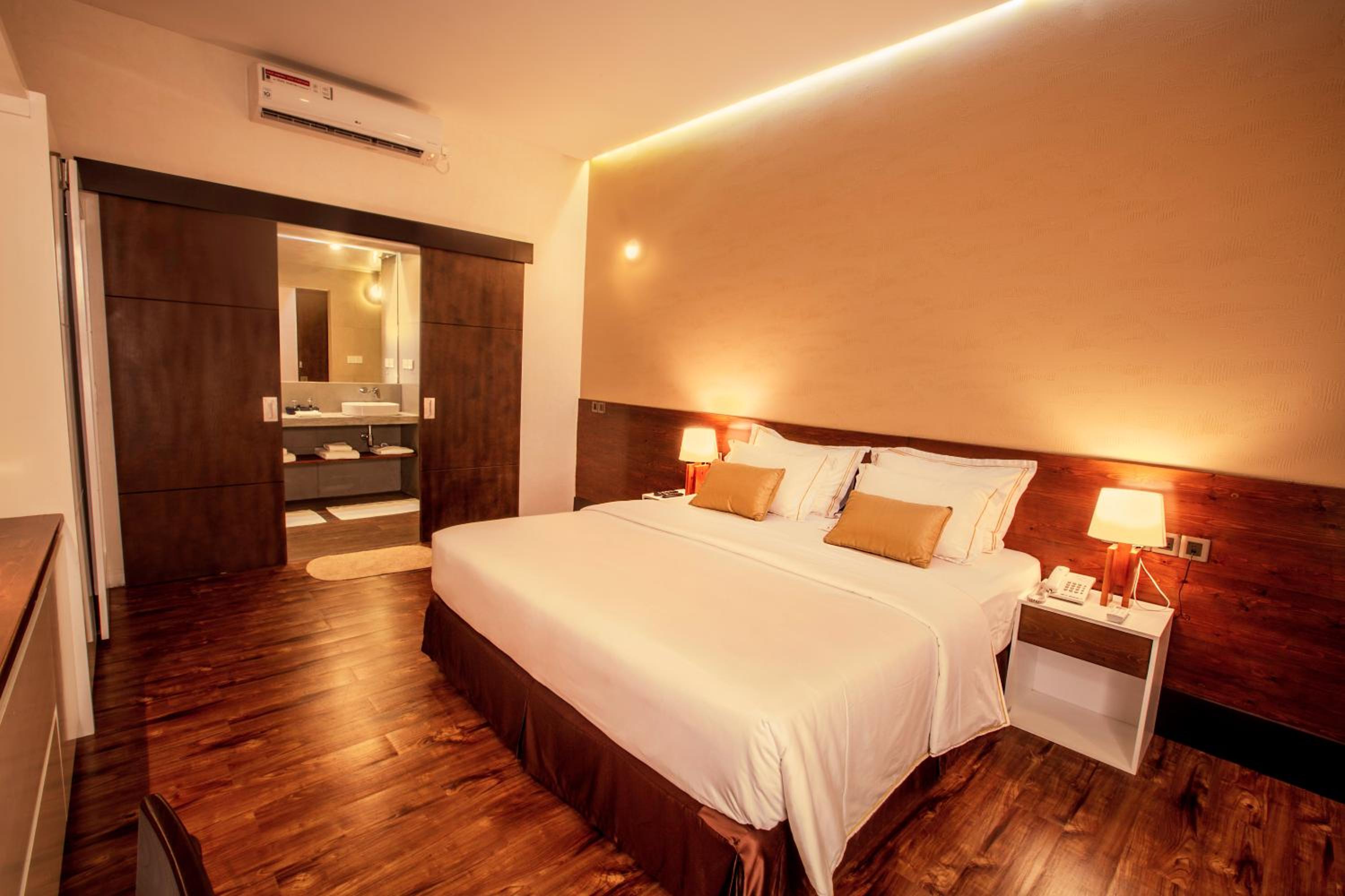 Deluxe King Room with Inside View and 20% Discount on Food and Beverages