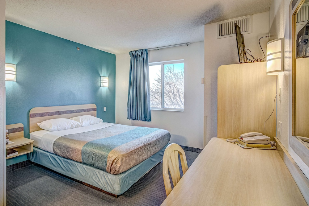 Standard Room, 1 Queen Bed, Non Smoking, Refrigerator & Microwave - Photo 1