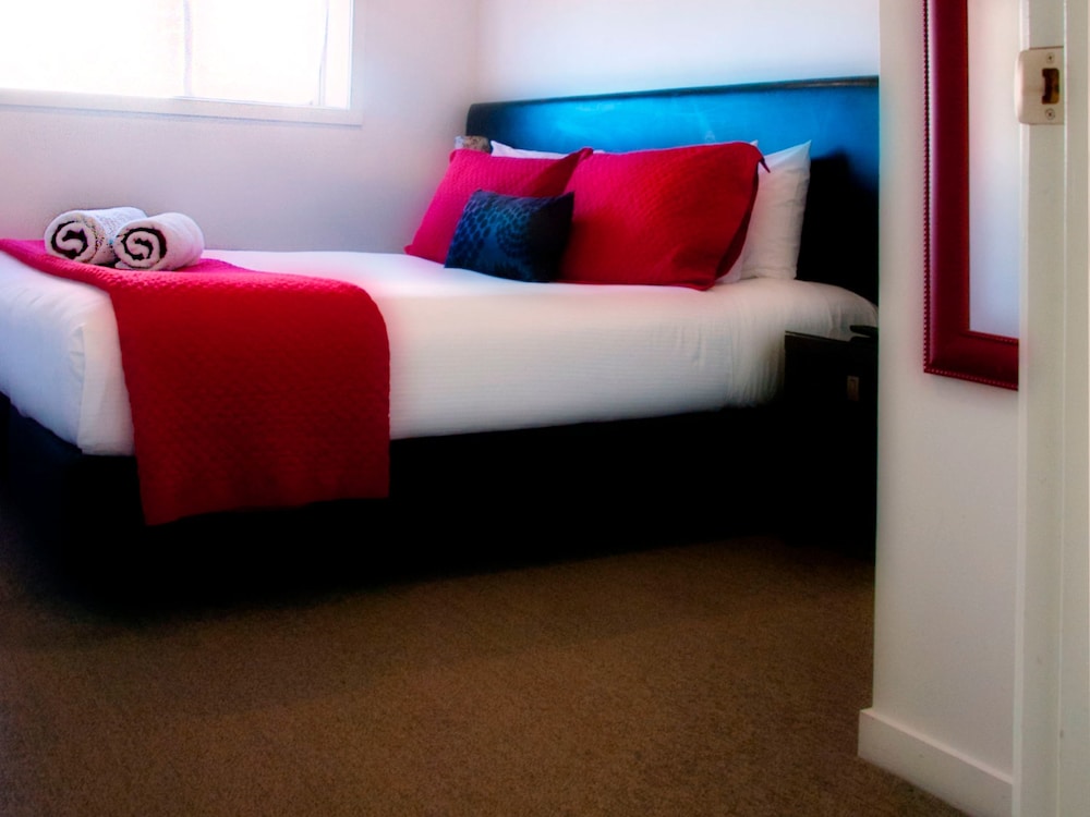 Executive One Bedroom with Spa Pool and Courtyard photo 2