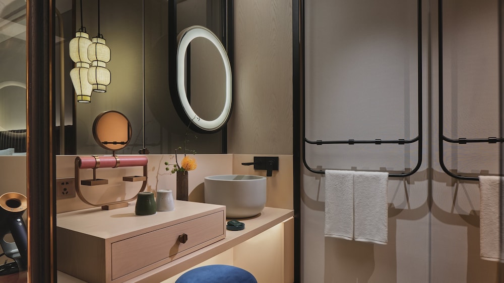 Premium Room, 1 King Bed, Club Lounge Access - Photo 3