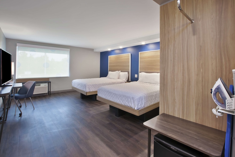 Room, 2 Queen Beds, Accessible, Bathtub photo 1
