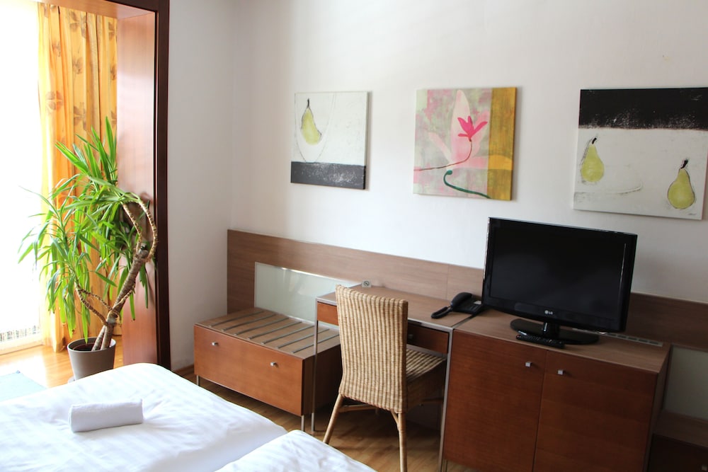 Standard Double or Twin Room, 2 Queen Beds, Hill View, Mountainside photo 1