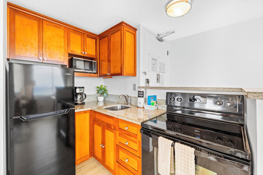 Pacific Monarch - 1 BR - Ocean & City Views: Romantic Suite, 1 Bedroom, Balcony, Ocean View (0103) photo