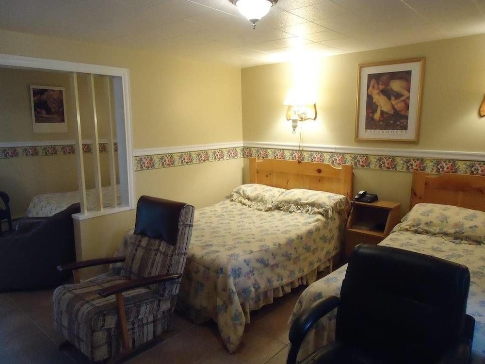 Standard Triple Room (3 Double Beds) photo 2