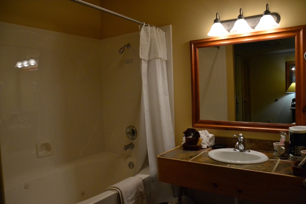 Deluxe King Room (2 guests max) - Photo 8