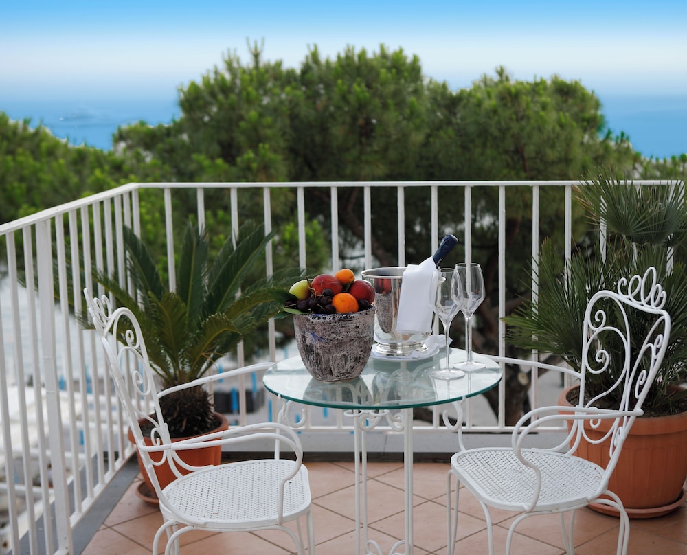 Deluxe Room, Sea View - Photo 11