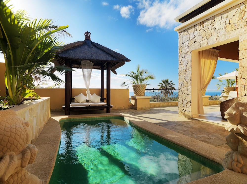 1 bedroom Grand Duchess Villa (with private heated pool)