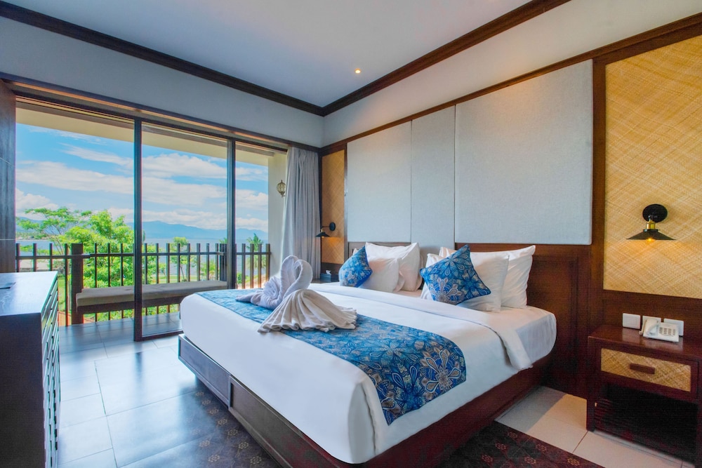 Deluxe Ocean Double with Dolphin Tour and Shuttle Denpasar - Lovina - Denpasar