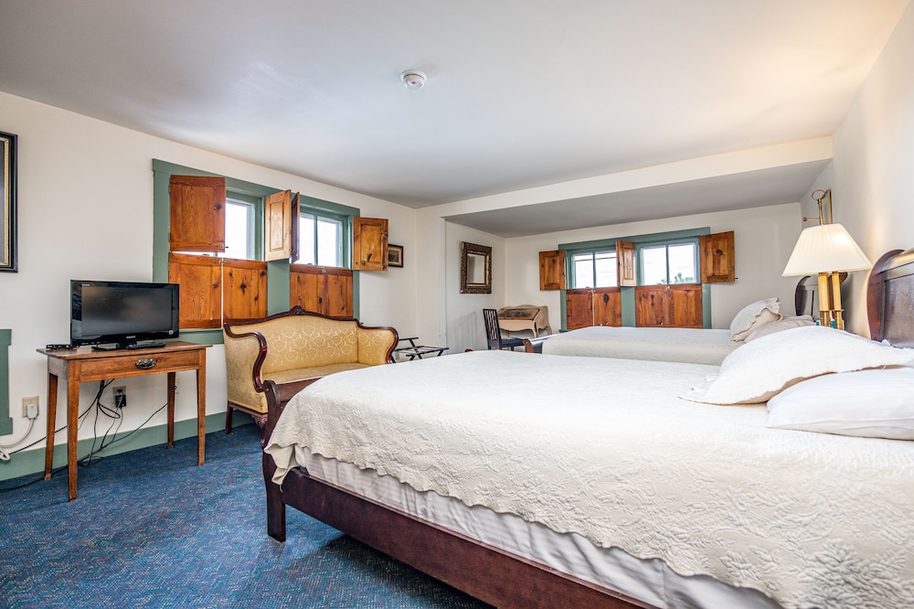 12 - Madison Stateroom photo 2