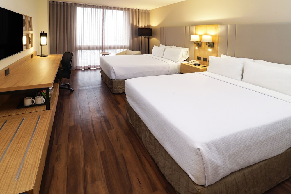 Standard Room, 2 Queen Beds, Club Lounge Access - Photo 4