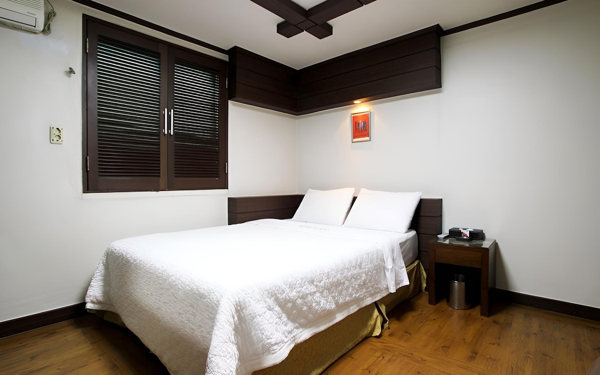 Room (Standard Room (Air Purifier)) - Photo 9
