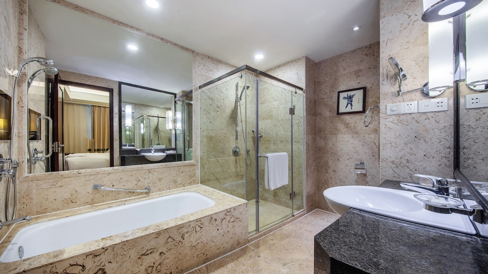 Premium Room, 1 King Bed - Photo 9