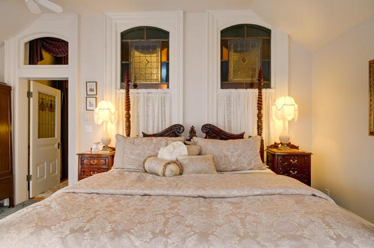 Deluxe King Suite photo 1