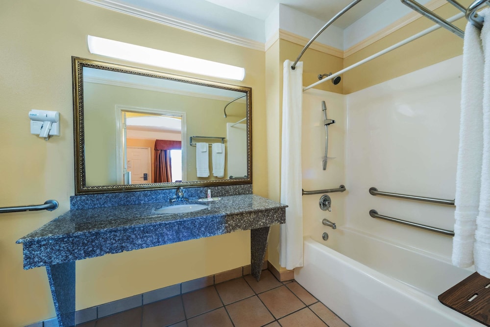 Room, 2 Queen Beds, Accessible, Smoking (Mobility,Tub w/Grab Bars) - Photo 4