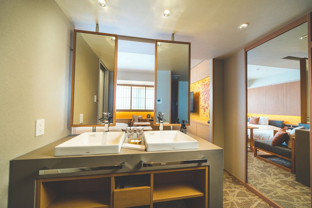 Superior Twin Room, Non Smoking, Bathtub - Photo 7