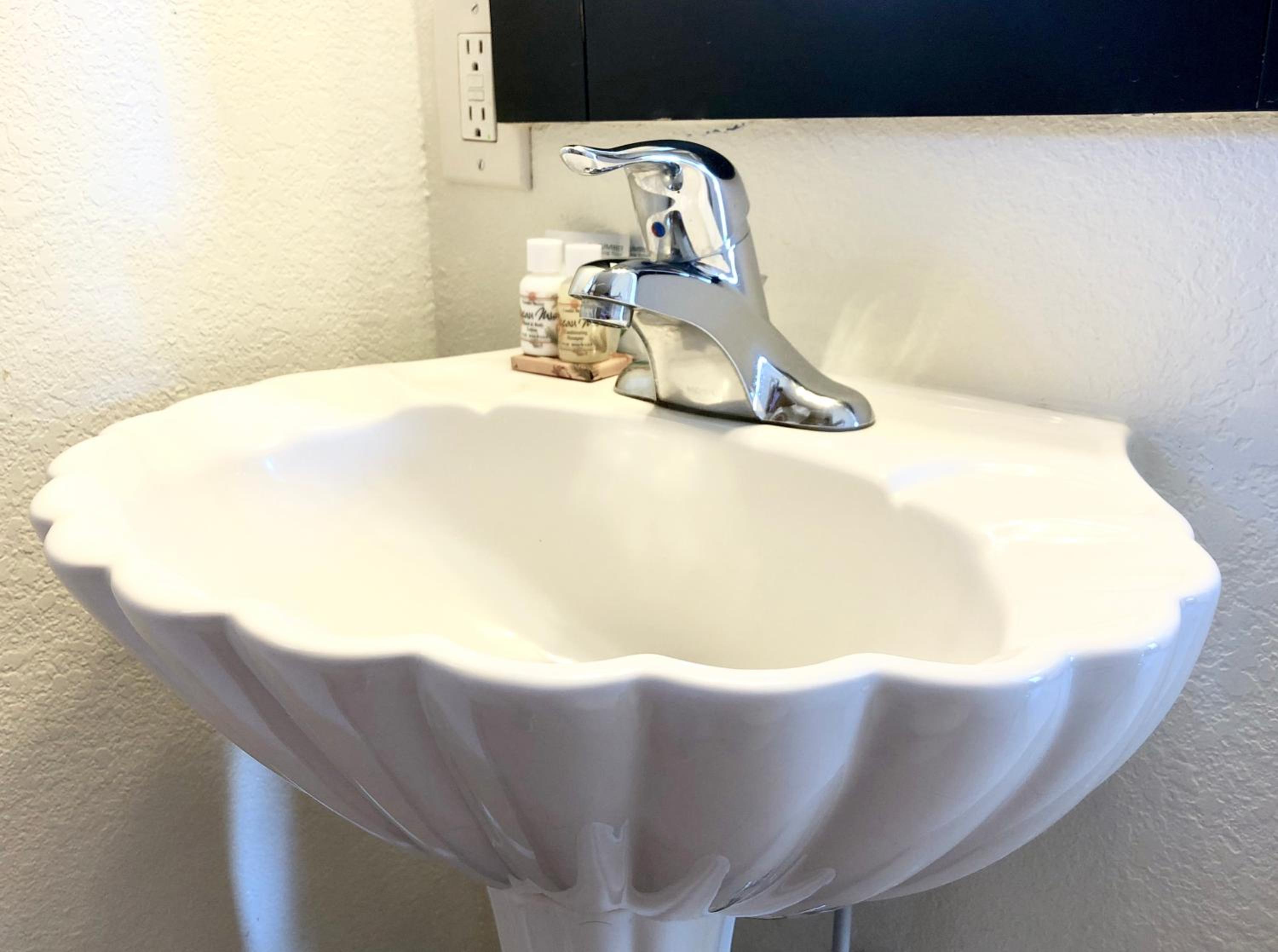 Small King Room - Non-Smoking - Photo 10