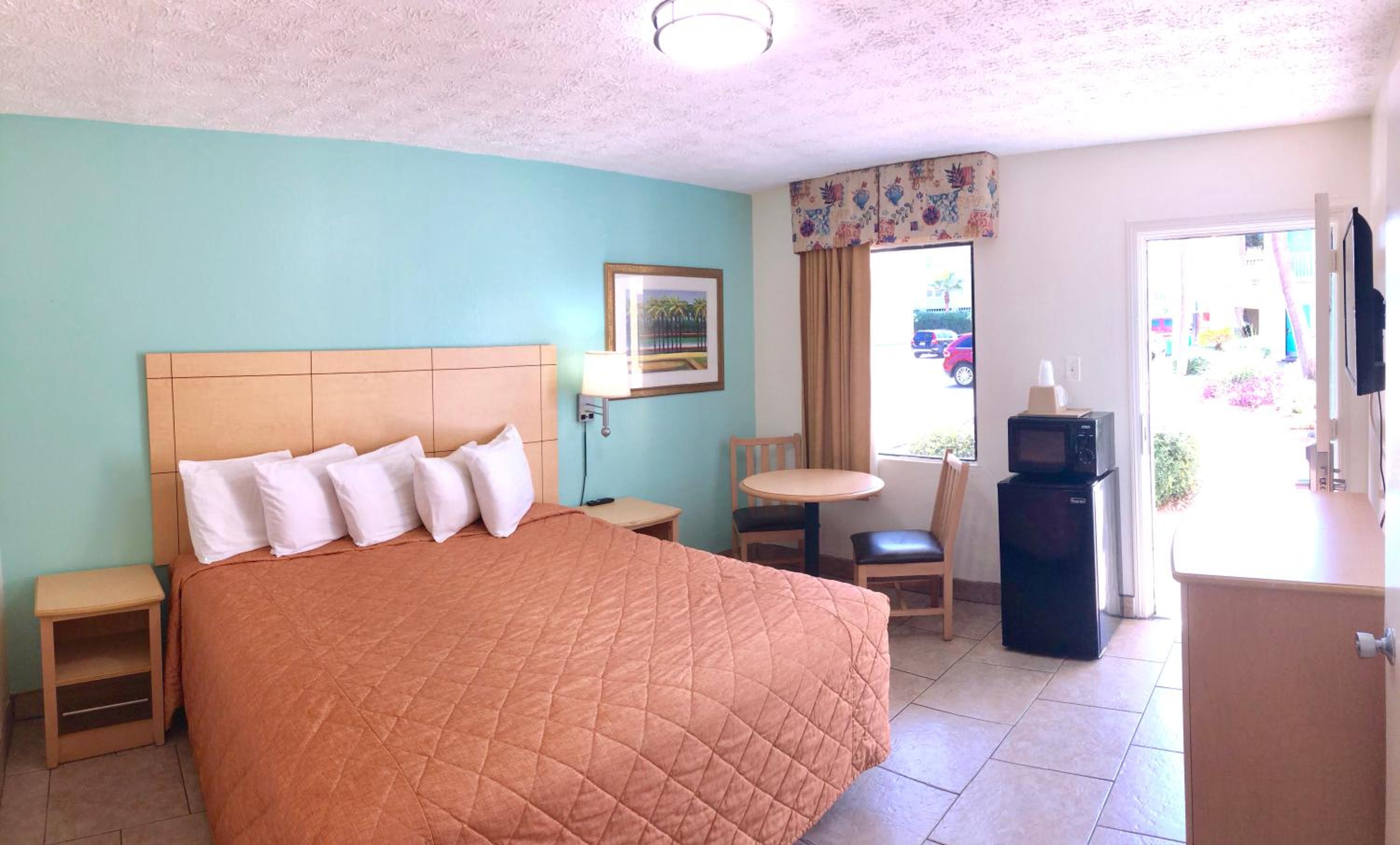 Small King Room - Non-Smoking - Photo 1