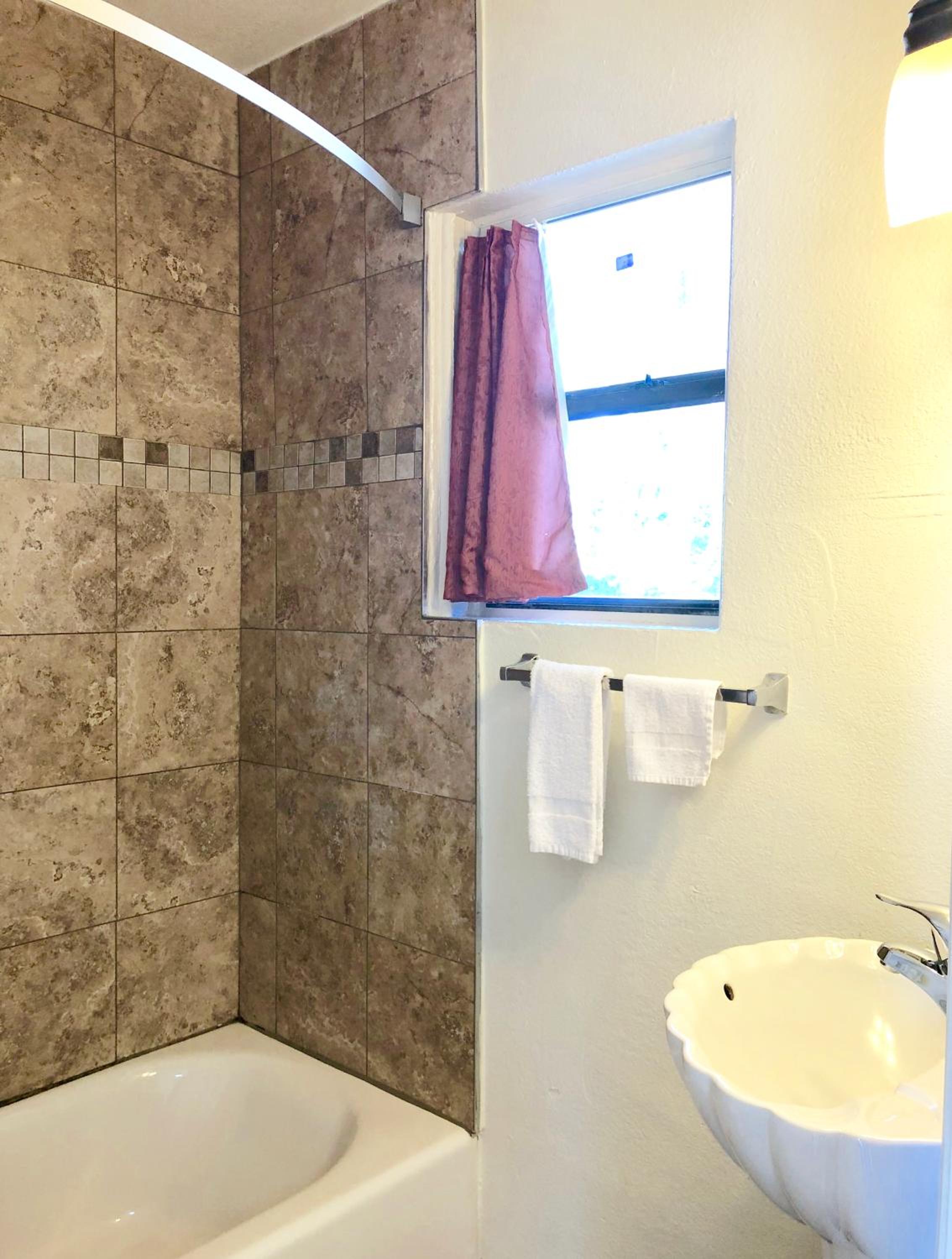 Small King Room - Non-Smoking - Photo 6