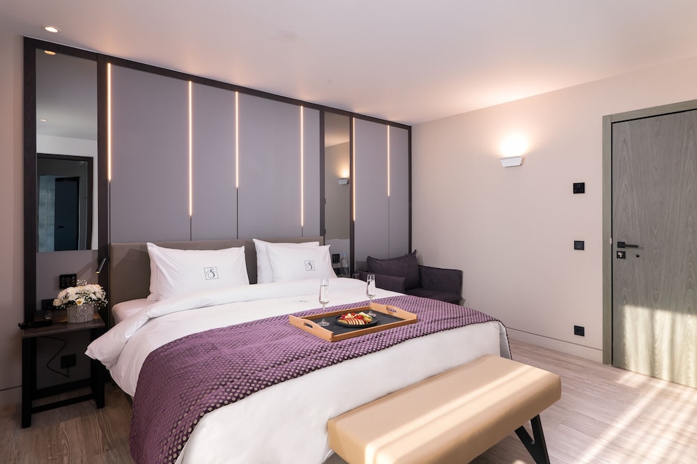 Deluxe Room (King) - Photo 1