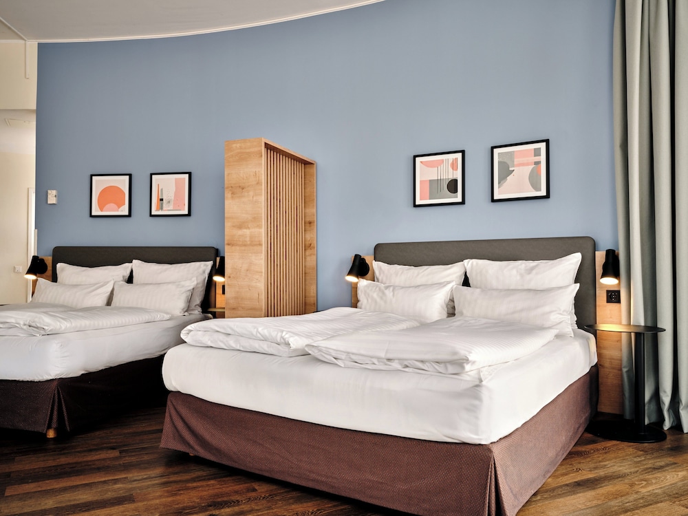 Family Room, 2 Queen Beds, Balcony (Premium)